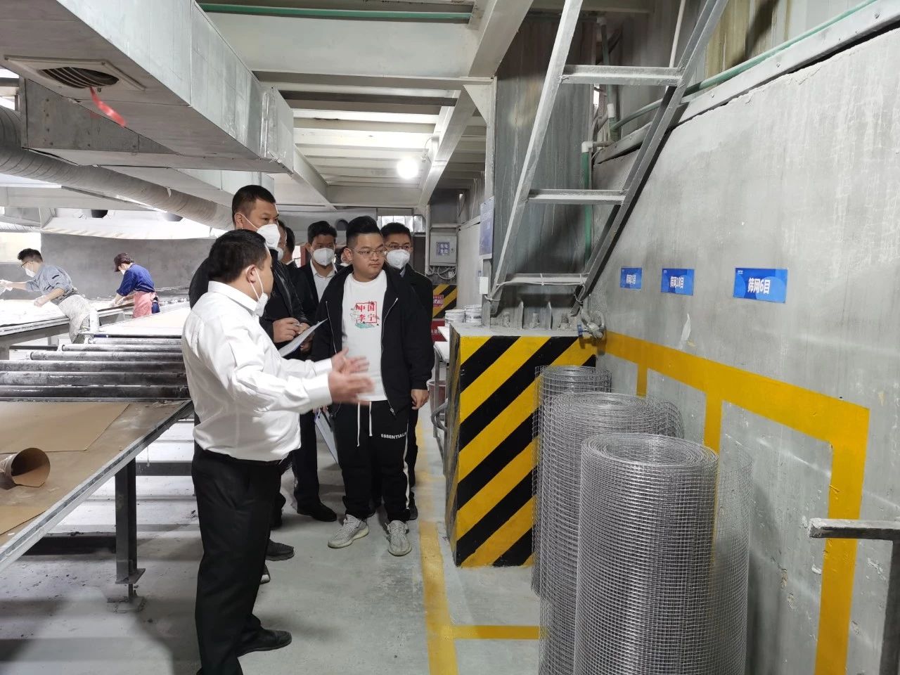 鵬翔領導參觀石英石事業(yè)部——配料區(qū)